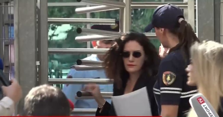 GJKKO lë në fuqi masat e sigurisë arrest shtëpiak dhe pezullim për Vlora Hysenin! Ish-kreu i SHISH nuk prononcohet për mediat pas seancës (VIDEO)