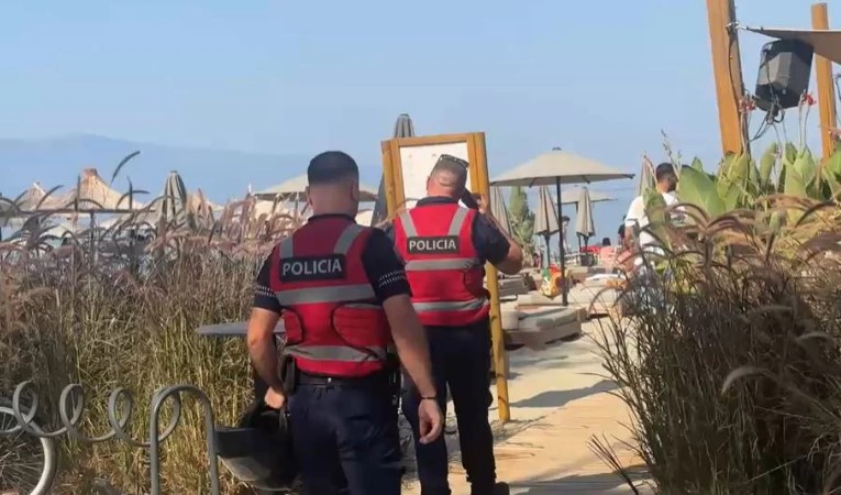 Sherr dhe përleshje mes dy grupeve në një  beach bar  në Lungomaren e Vlorës  Policia në kërkim të një prej autorëve 