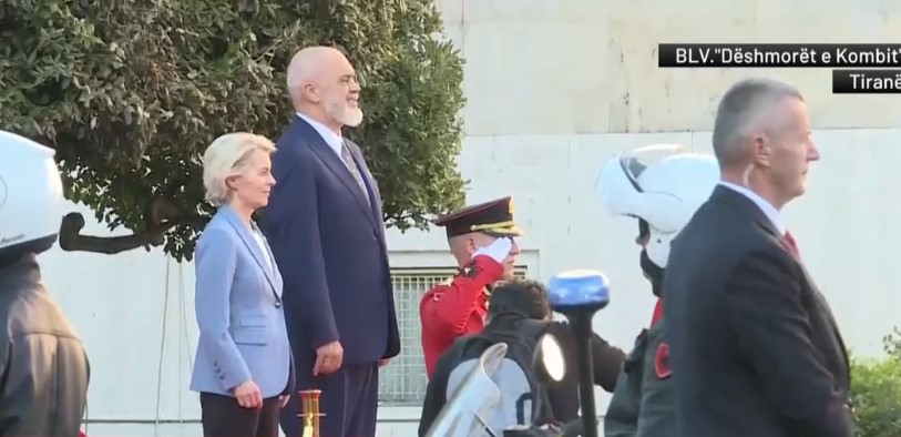 Presidentja e Komisionit Evropian zbarkon në Shqipëri për turin Ballkanik  Von der Leyen pritet me ceremoni zyrtare nga Rama  Në fokus integrimi në BE