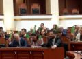 Vlora Hyseni “mbyt” Kuvendin, tri orë debate mes kampeve politike! Nga akuzat te mbyllja mes tensioneve e seancës parlamentare pas votimit