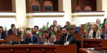 Vlora Hyseni “mbyt” Kuvendin, tri orë debate mes kampeve politike! Nga akuzat te mbyllja mes tensioneve e seancës parlamentare pas votimit