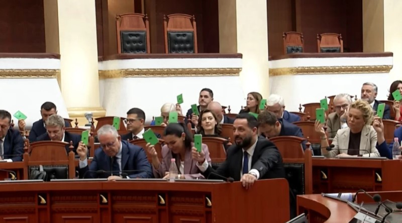 Vlora Hyseni  mbyt  Kuvendin  tri orë debate mes kampeve politike  Nga akuzat te mbyllja mes tensioneve e seancës parlamentare pas votimit