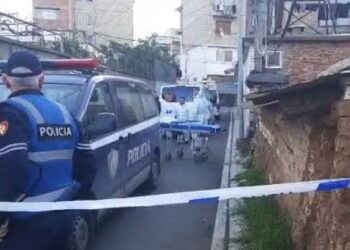 EMRAT/ Krimi i rëndë në familje trondit Tiranën, burri vret me thikë bashkëshorten dhe arratiset! Policia në kërkim, ngjarja në sy të nipit dhe…
