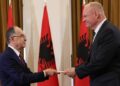 VIDEO/ Ambasadori amerikan Eric Wendt nis zyrtarisht detyrën në Tiranë! Pas takimit me Begajn, të mërkurën me ministrin e Jashtëm dhe të premten ceremonia e prezantimit