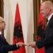 VIDEO/ Ambasadori amerikan Eric Wendt nis zyrtarisht detyrën në Tiranë! Pas takimit me Begajn, të mërkurën me ministrin e Jashtëm dhe të premten ceremonia e prezantimit
