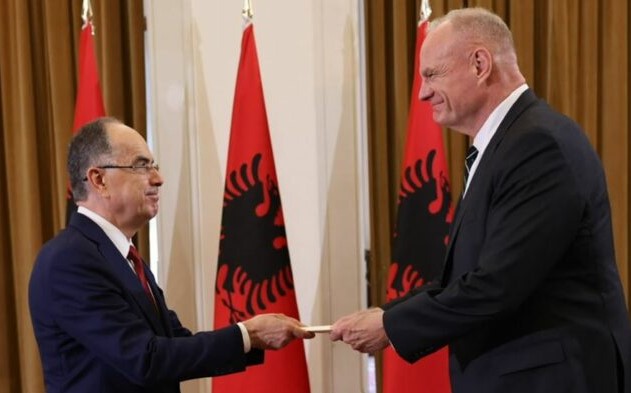 VIDEO  Ambasadori amerikan Eric Wendt nis zyrtarisht detyrën në Tiranë  Pas takimit me Begajn  të mërkurën me ministrin e Jashtëm dhe të premten ceremonia e prezantimit
