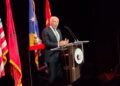 “Kudo që shkoj, ka shqiptarë që më qerasin”- Wesley Clark: Ndihem si pjesë e familjes! Historia kërkon guxim dhe ai solli ndryshimin në Kosovë (VIDEO)