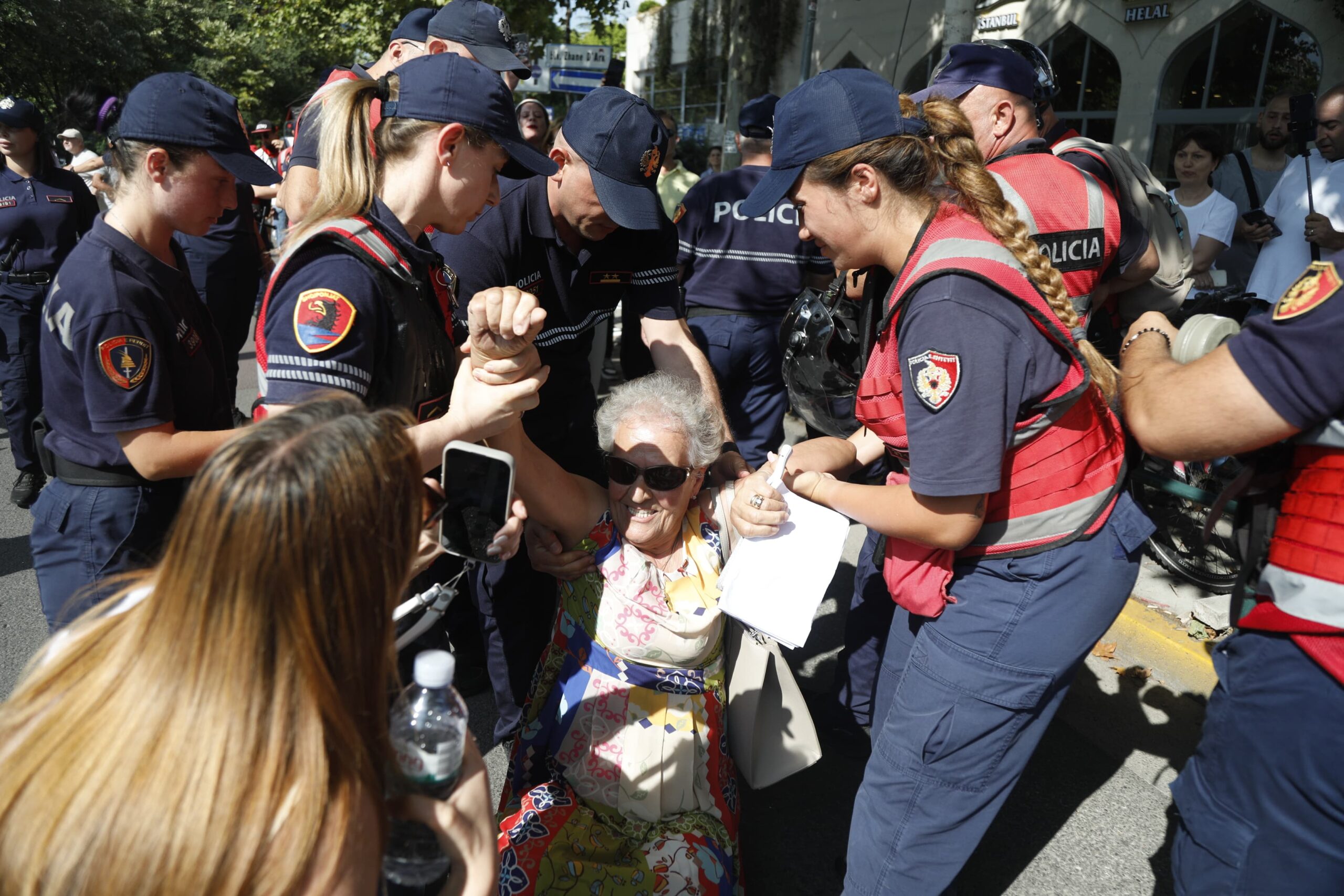 Protesta para kuvendit  11 të shoqëruar  Tensione dhe përplasje me policinë në disa zona të Tiranës