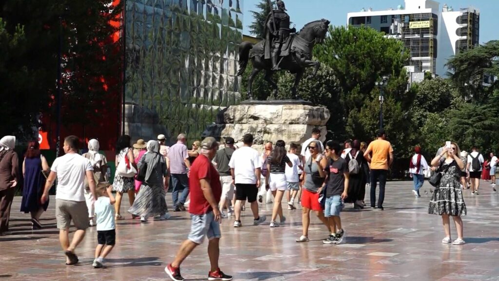 Tirana  mes 5 destinacioneve më ekonomike të Evropës për vjeshtë