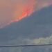 Zjarr i përmasave të mëdha në kodrat e Shkodrës, flakët përhapen me shpejtësi, ndërhyrje me helikopter për mbrojtjen e banesave
