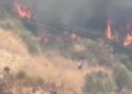 Zjarr i fuqishëm në Kavajë, flakët i afrohen banesave, kërkohet ndërhyrja nga ajri!