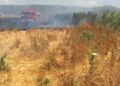 Zjarri përfshin tokat bujqësore pranë autostradës Lushnjë-Fier, era përhap flakët!