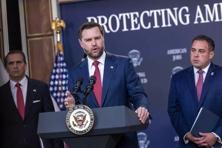 J D  Vance akuzon Microsoft in për abuzim me vizat e punës  Pushuan 6 mijë amerikanë dhe morën të huaj