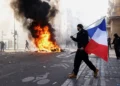 Luftë guerile në Francë: Mbi 1800 të arrestuar, një person humb jetën gjatë protestave, 1 500 dyqane të plaçkitura