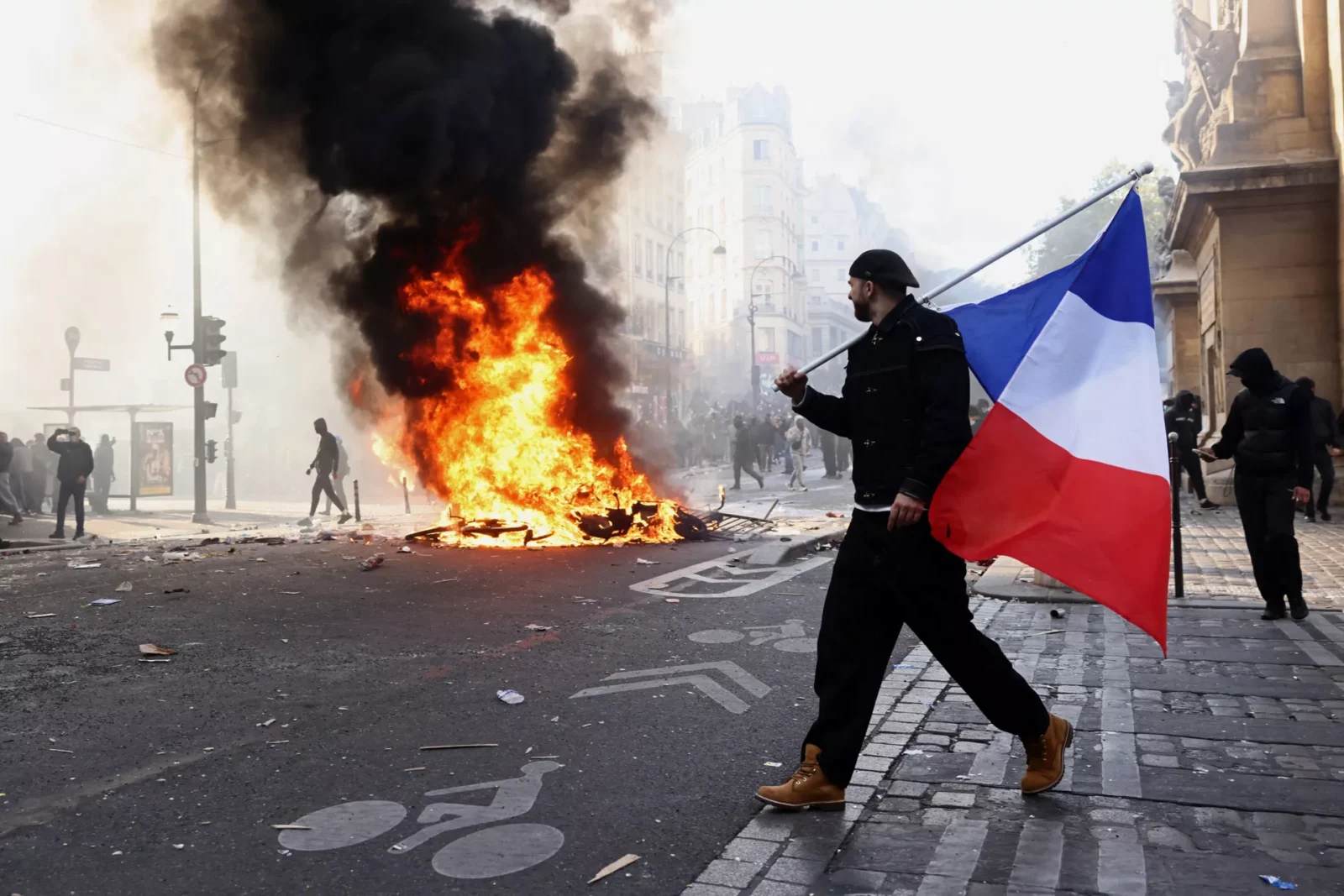 Luftë guerile në Francë  Mbi 1800 të arrestuar  një person humb jetën gjatë protestave  1 500 dyqane të plaçkitura