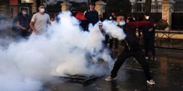 Deputeti i PS komenton protestuesin që mori mikrofonin në protestë: Ish-punonjës i SHIK-ut të Gazidedes, eksponent i hapur i PD-së