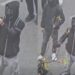 “Studenti” qëllon me llastiqe me zara mbi policinë, Balla nxjerr videon nga protesta: Ky është krim