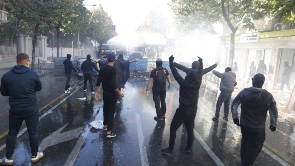 Protestuesi ngre alarmin  Agjentë të huaj po planifikojnë vrasje në shesh