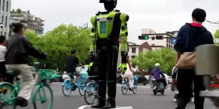 Policë robotë në rrugët e Kinës, humanoidët testohen për kontrollin e trafikut (VIDEO) -