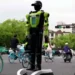 Policë robotë në rrugët e Kinës, humanoidët testohen për kontrollin e trafikut (VIDEO) -