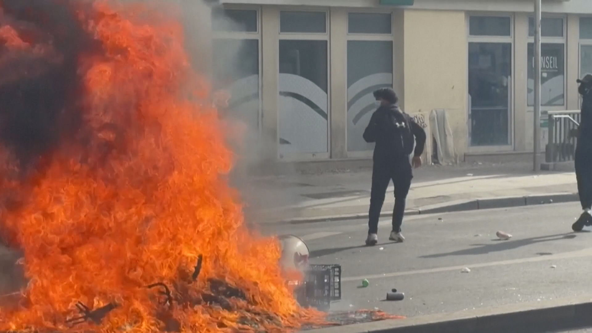pershkallezohen-protestat-ne-france-dhjetera-te-plagosur-mbi-2-mije-te-arrestuar-mbyllen-qindra-shkolla