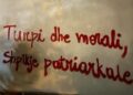 “Turpi dhe morali, shpikje patriarkale”, “Gratë e mira bëjnë…”/ Shkrime në mure pas publikimit të videove intime të artisteve