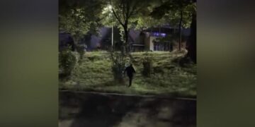 Balla publikon pamjet kur Klevis Balliu përpiqet t’i shpëtojë protestuesve: Pse vetëm Saliu e kalon oqeanin me not?