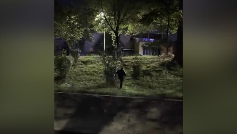 Balla publikon pamjet kur Klevis Balliu përpiqet t i shpëtojë protestuesve  Pse vetëm Saliu e kalon oqeanin me not 