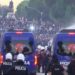Protesta del jashtë kontrollit, policia mësyn me furgonë drejt protestuesve/ Protestuesi humb ndjenjat, efektivi i jep ndihmën e parë