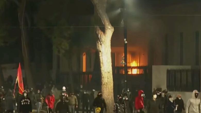 Kaos në Tiranë  protestuesit i vënë flakën ish hotel Dajtit