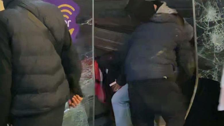 Protestuesit thyejnë qepenin e dyqanit të një kompanie celulare  plaçkisin celularë e pajisje  shkatërrojnë edhe një bankomat