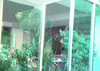 Sulmohet me gurë dhe sende të forta selia e PS, policia shpërndan turmën