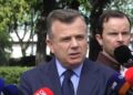 “100 mijë lekë për kokë”! Balla akuzon PD për financimin e protestuesve: Berisha tentoi të digjte selinë e PS