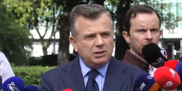 “100 mijë lekë për kokë”! Balla akuzon PD për financimin e protestuesve: Berisha tentoi të digjte selinë e PS
