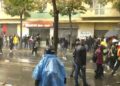 Shiu i rrëmbyeshëm dhe uji i policisë shpërndajnë protestuesit, bie pjesëmarrja në protestë