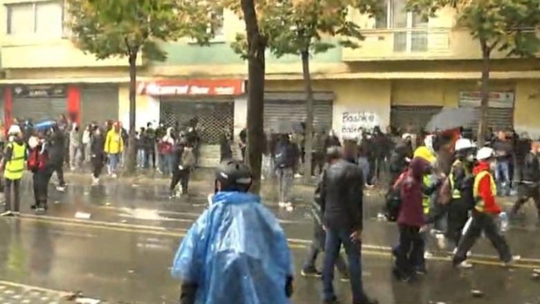 Shiu i rrëmbyeshëm dhe uji i policisë shpërndajnë protestuesit  bie pjesëmarrja në protestë