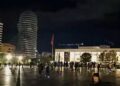 Protestuesit u larguan nga bulevardi pas ndërhyrjes së policisë, një grup i vogël vijon marshimin në rrugët e Tiranës