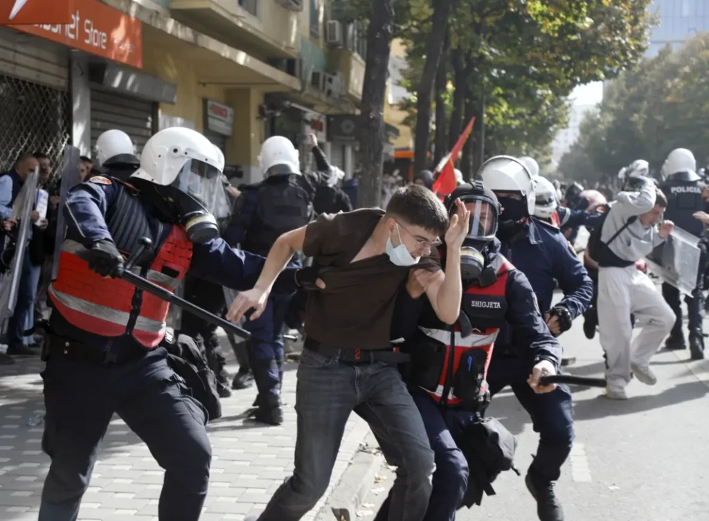 “Përgjegjësia është individuale”! Kryeministria distancohet nga ndërhyrjet policore gjatë protestave