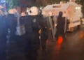 Përplasje në Myslym Shyri/ Protestuesit sulmojnë me molotovë autobotin e ujit, fshihen në rrugica për t’i shpëtuar policisë