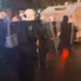 Përplasje në Myslym Shyri/ Protestuesit sulmojnë me molotovë autobotin e ujit, fshihen në rrugica për t’i shpëtuar policisë