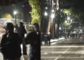 Molotovët në protestën përpara Kryeministrisë, policia nis shoqërimet