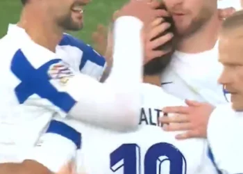 VIDEO/ Etrit Berisha del me të kuq, Shqipëria mbetet me 10 lojtarë! Finlanda barazon ndeshjen
