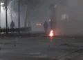 Protestë edhe para Parlamentit, sulmohen me molotovë efektivët e policisë