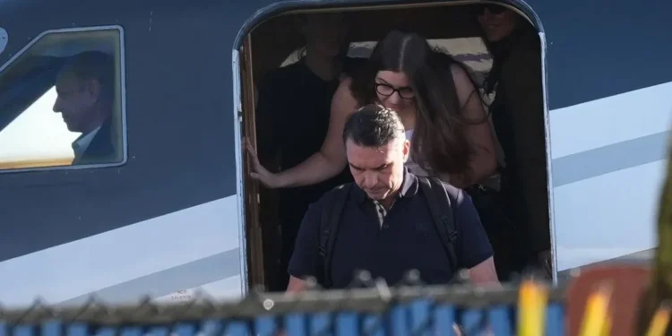 Flavio Bolsonaro: Ika nga Brazili për t’i shpëtuar persekutimit
