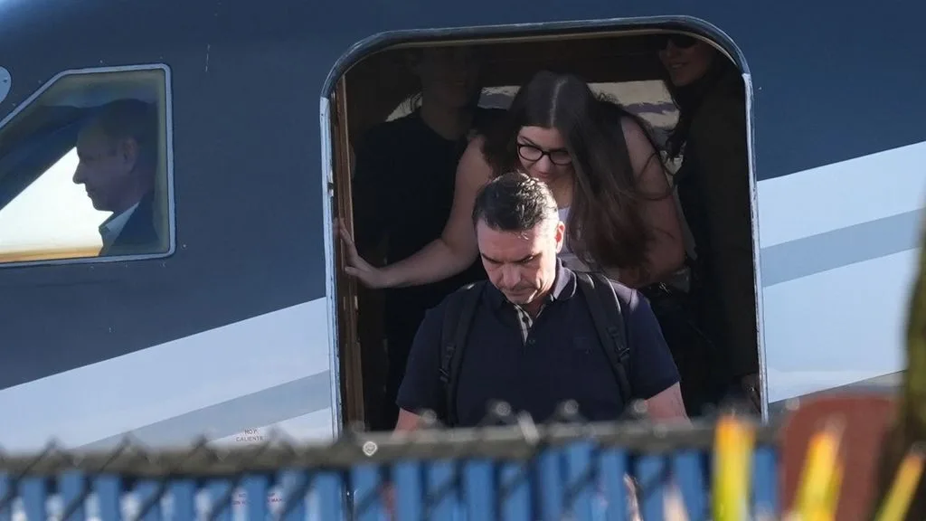 Flavio Bolsonaro  Ika nga Brazili për t i shpëtuar persekutimit