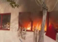Protestuesit i vënë flakën Komisariatit Nr.3, rrezikohen të paraburgosurit te ‘Mine Peza’