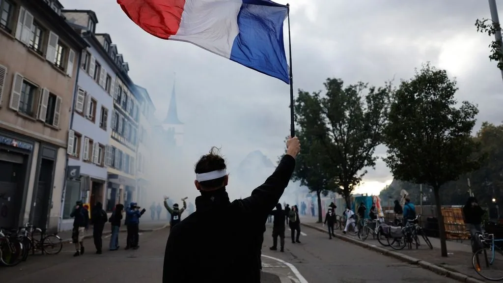 Protestat në Francë  1 mijë të prangosur në të gjithë vendin  126 të arrestuar në Paris