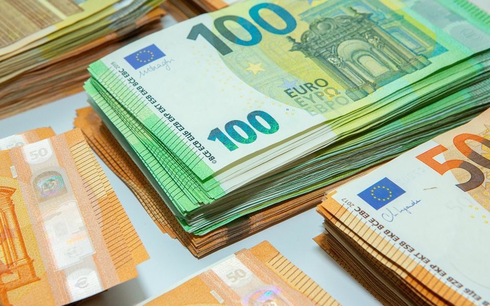 Euro arrin minimum historik nën 91 3 lekë  Oferta e lartë e valutës dhe kërkesa e dobët ulin kursin