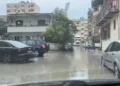 Reshjet e dendura të shiut përmbytin rrugët në Vlorë
