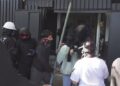 Sulmohet Gjykata e Apelit në Tiranë, protestuesit drejtohen nga “Brryli”, Policia në ndjekje